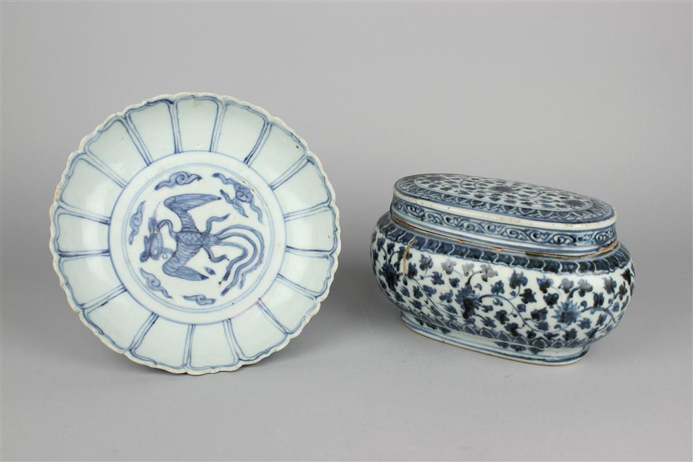 AN UNUSUAL BLUE AND WHITE OVAL 146c48