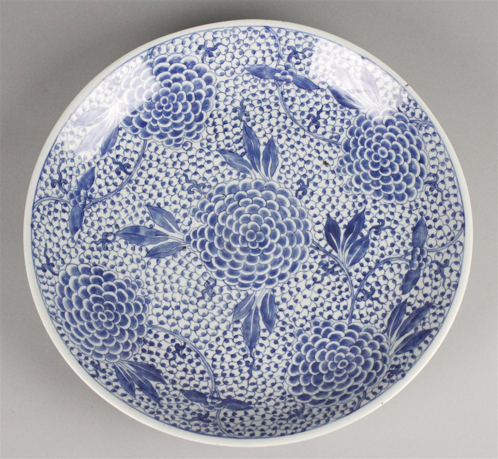 CHINESE BLUE AND WHITE PEONY DISH 146c73