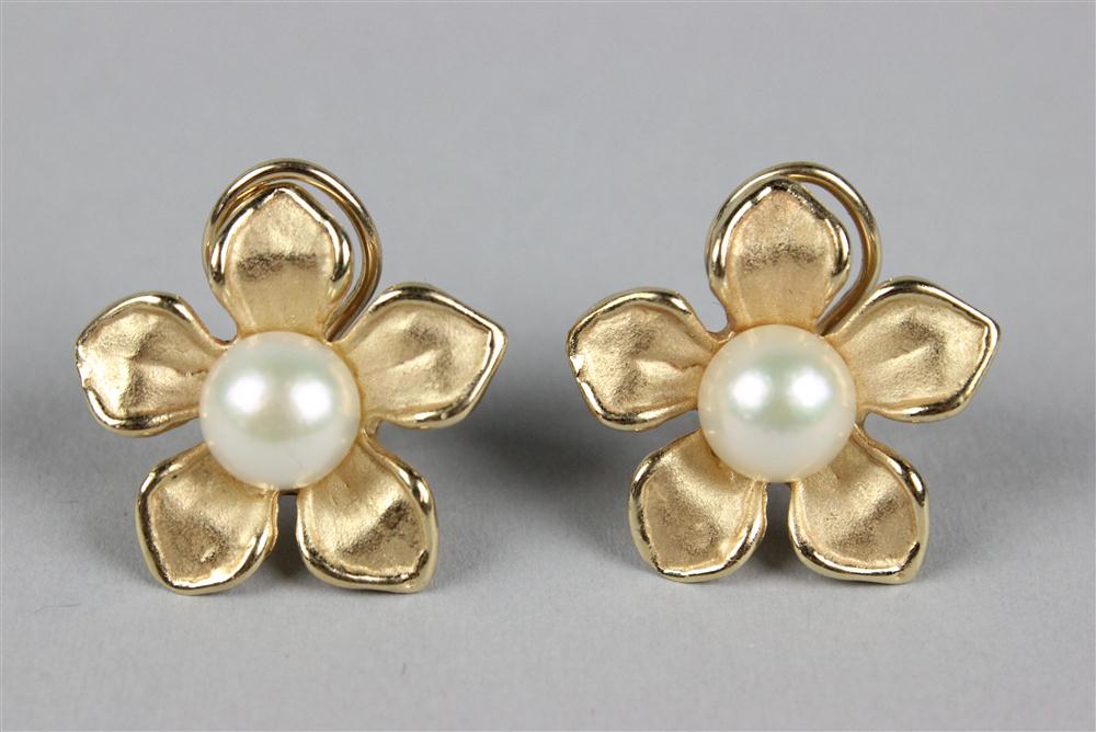 LADY S YELLOW GOLD AND PEARL FLOWER FORM 146c9b