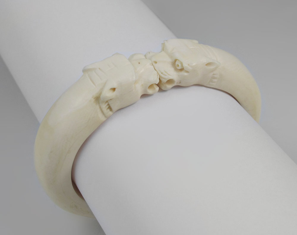 CARVED IVORY HINGED BANGLE BRACELET  146ff0