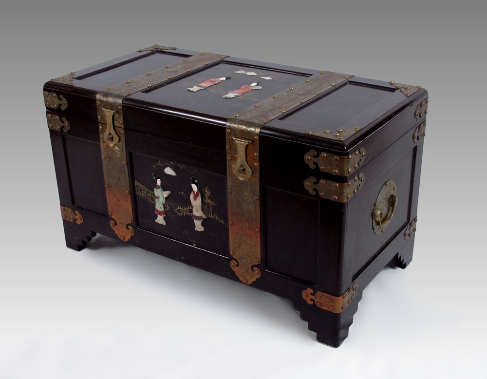 CHINESE ROSEWOOD TRUNK: Brass fittings
