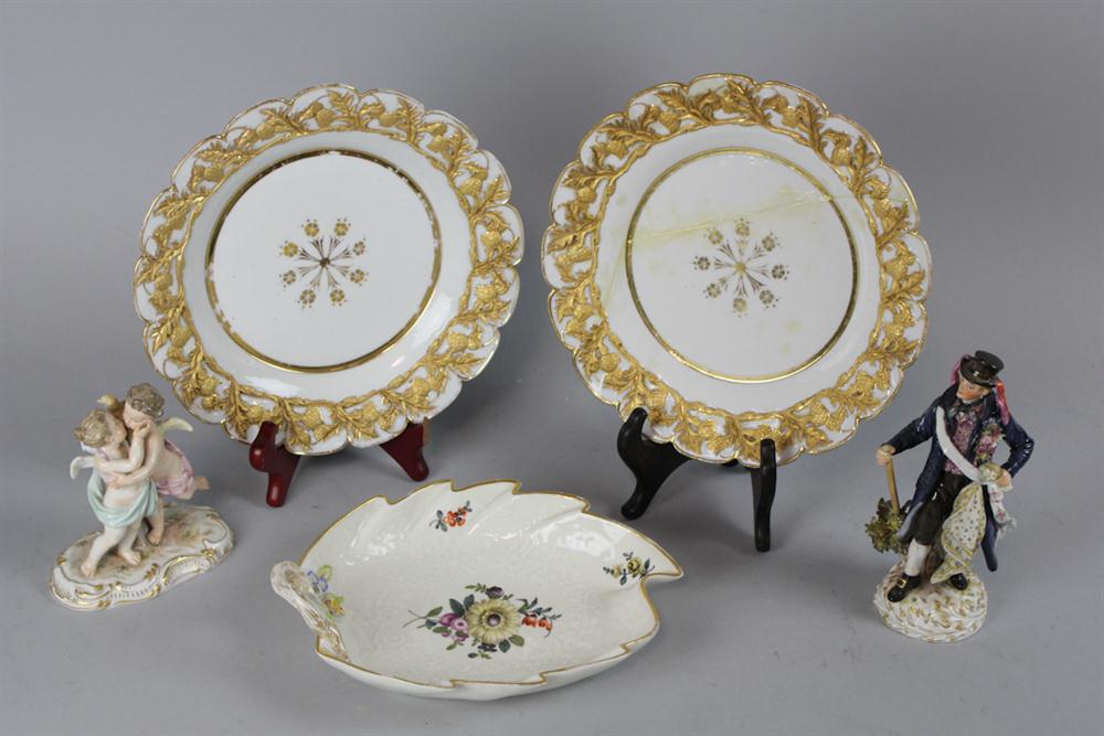 FIVE MEISSEN PIECES blue Crossed swords