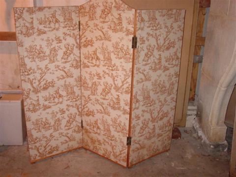 FRENCH THREE PANEL TOILE UPHOLSTERED 145356