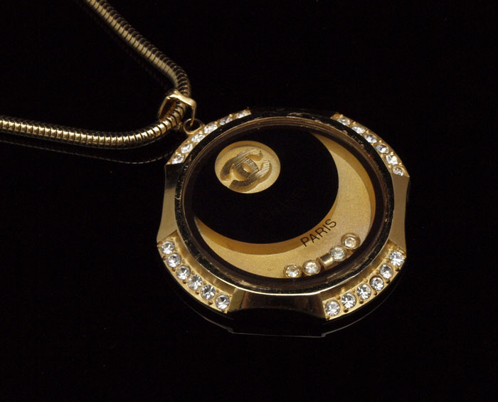 CHANEL PENDANT NECKLACE: Goldtone