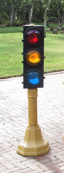 ECONOLITE TRAFFIC SIGNAL ON STAND  14563b