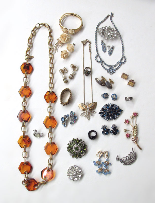 TRAY LOT VINTAGE COSTUME JEWELRY  14566e