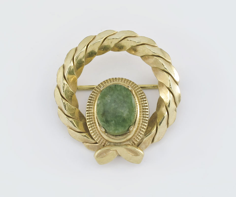 14K JADE BROOCH: Wreath shaped