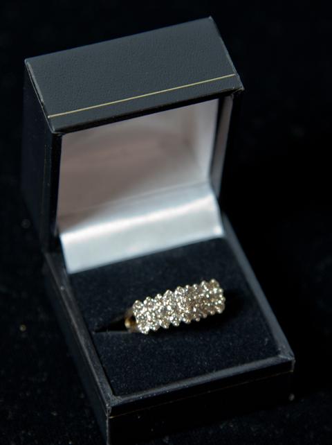 DIAMOND THREE STONE RING set with