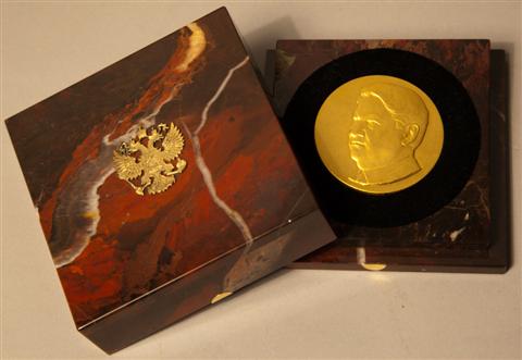 A GOLD RUSSIAN COIN gold Russian coin/bust