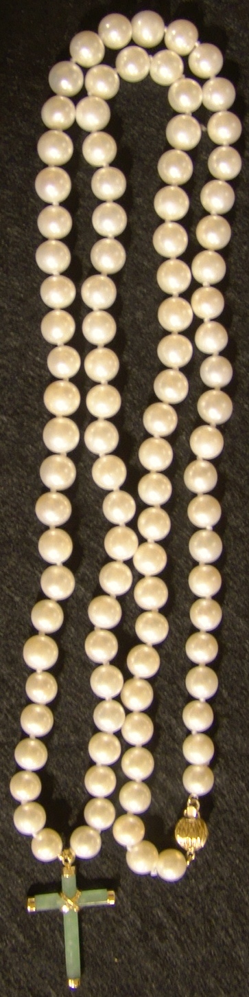 LADY'S CULTURED PEARL AND CRUCIFIX