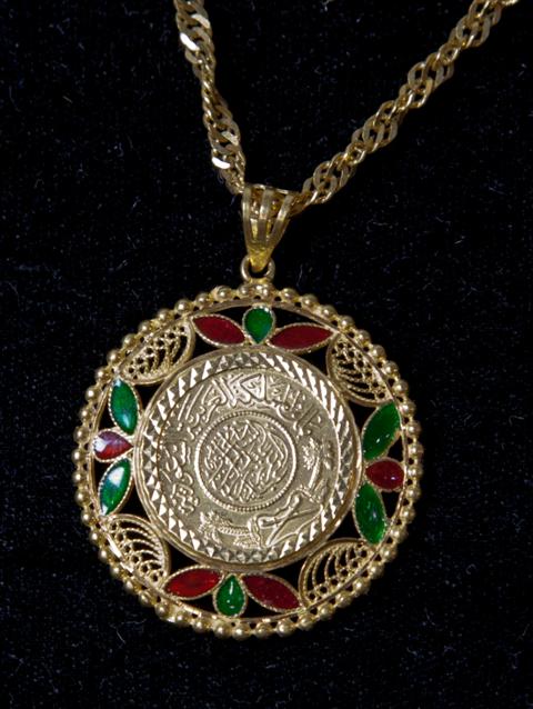 GOLD NECKLACE WITH RED AND GREEN JEWEL