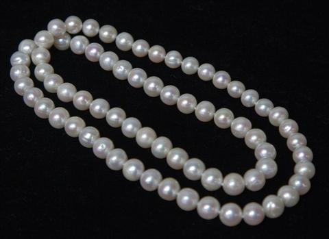 STRING OF CULTURED WHITE PEARLS 14570b