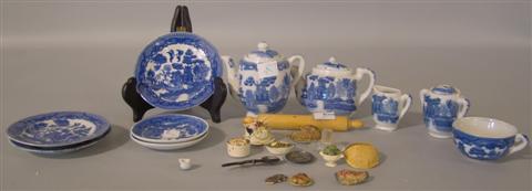 CHINESE BLUE AND WHITE MINIATURE 145756