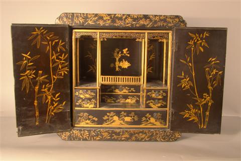CHINESE EXPORT BLACK AND GILT LACQUER 145838