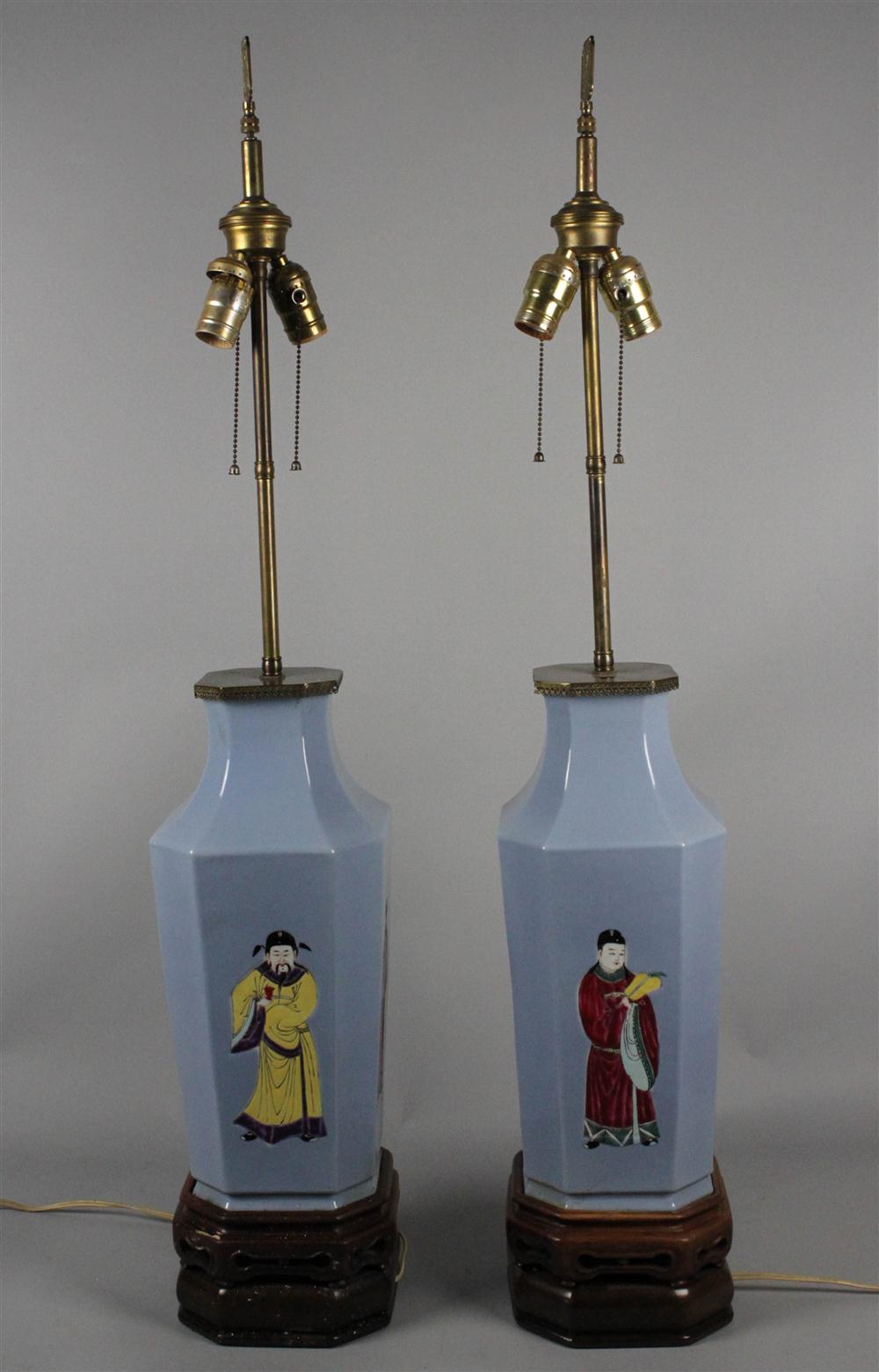 PAIR OF CHINESE FAMILLE ROSE DECORATED