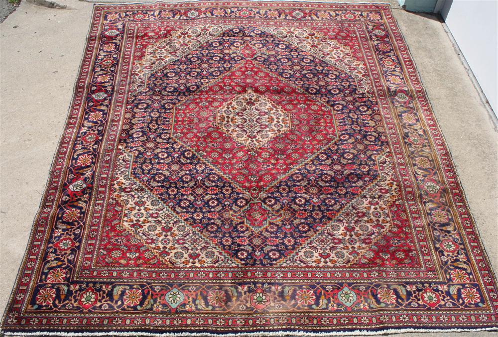 PERSIAN KASHAN RUG with central 145a31