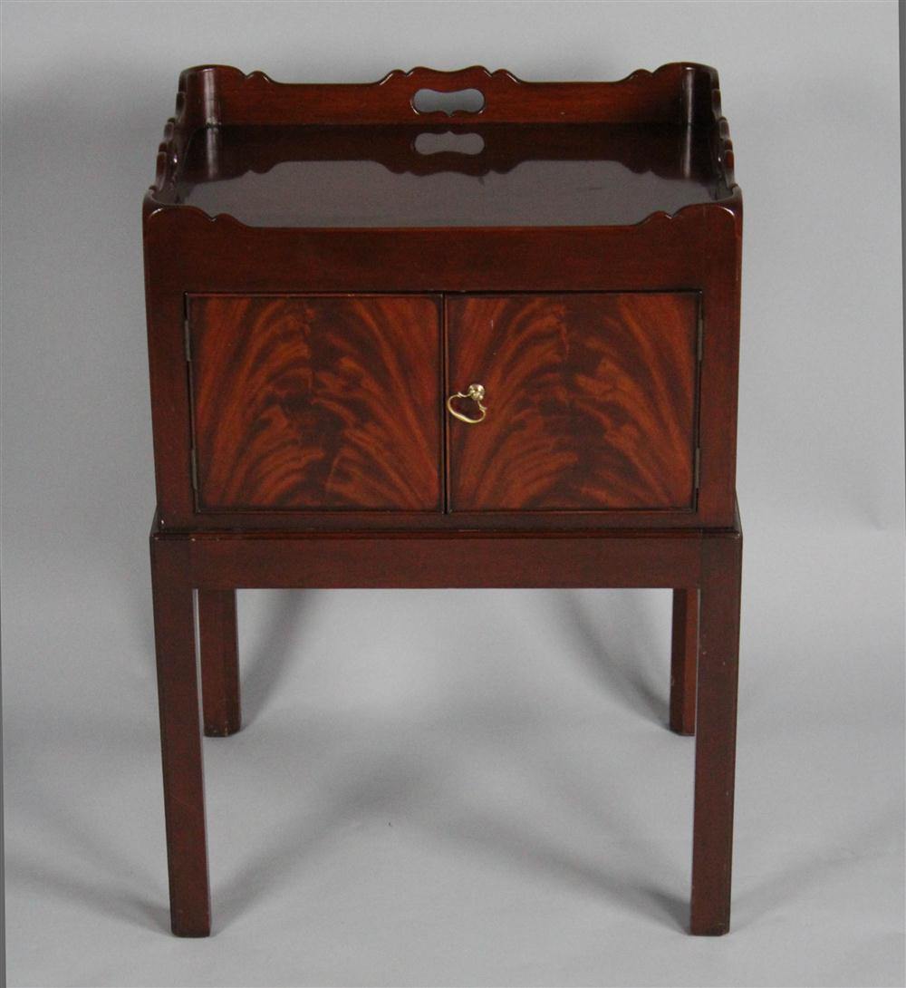 GEORGE STYLE MAHOGANY BEDSIDE TABLE 145a94