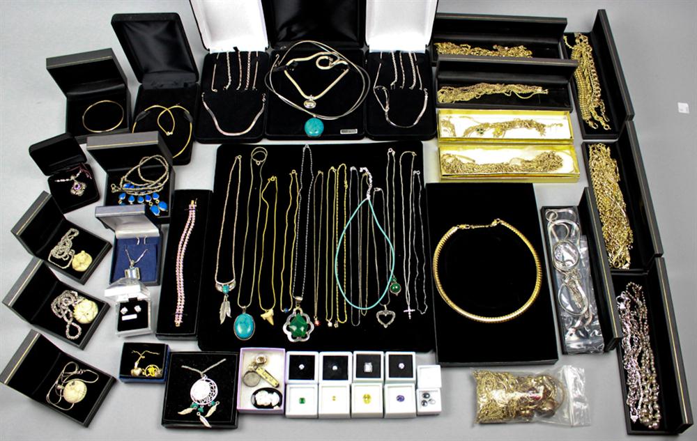 ASSORTMENT OF GOLD AND SILVER JEWLERY 1482a6