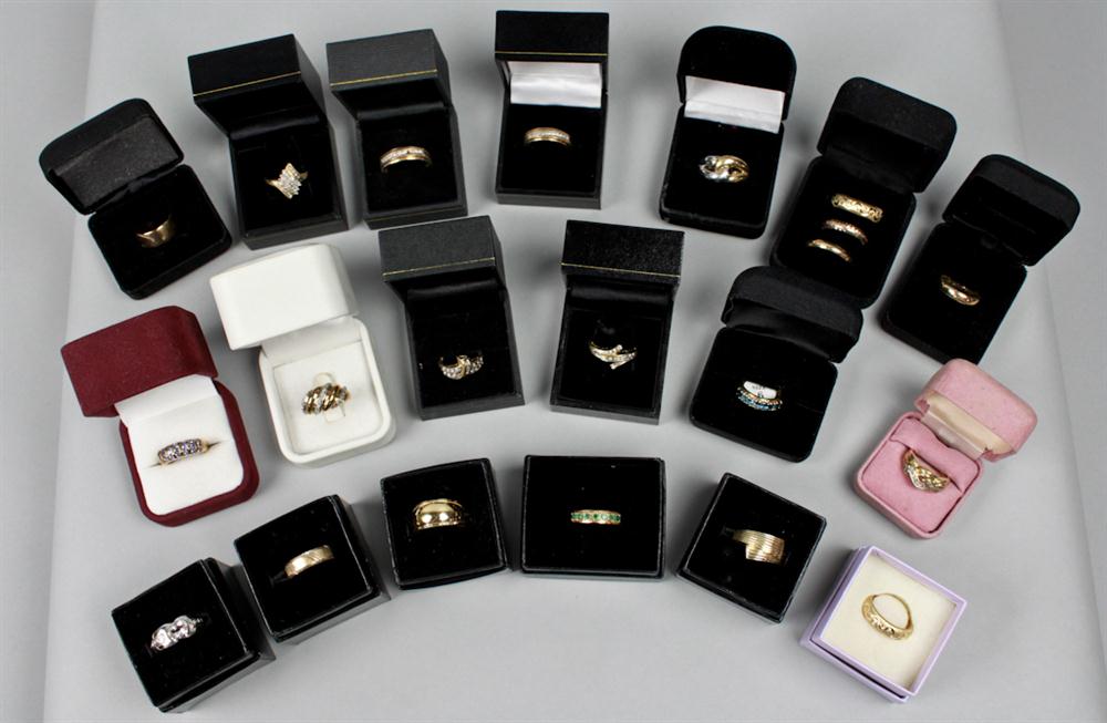 GROUP OF TWENTY ONE GOLD BAND RINGS 1482a8
