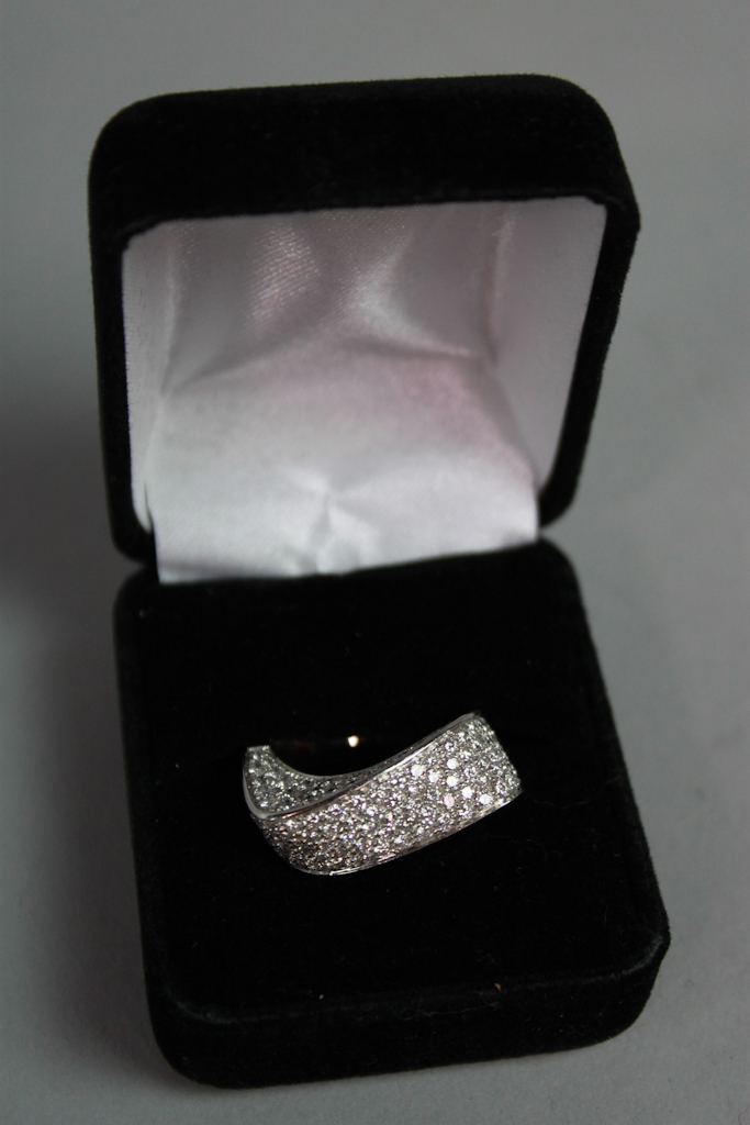 18k WHITE GOLD DIAMOND RING BY