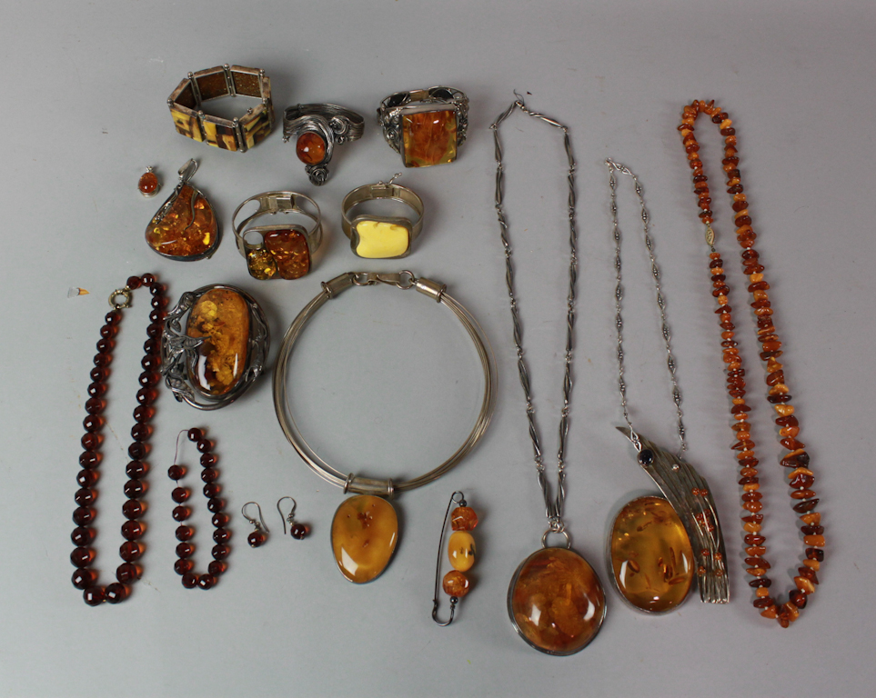 COLLECTION OF AMBER AND RESIN JEWELRY 1482aa