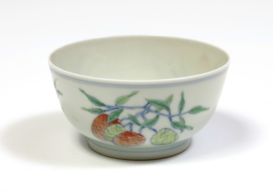 CHINESE PORCELAIN FRUIT DECORATED CUP: