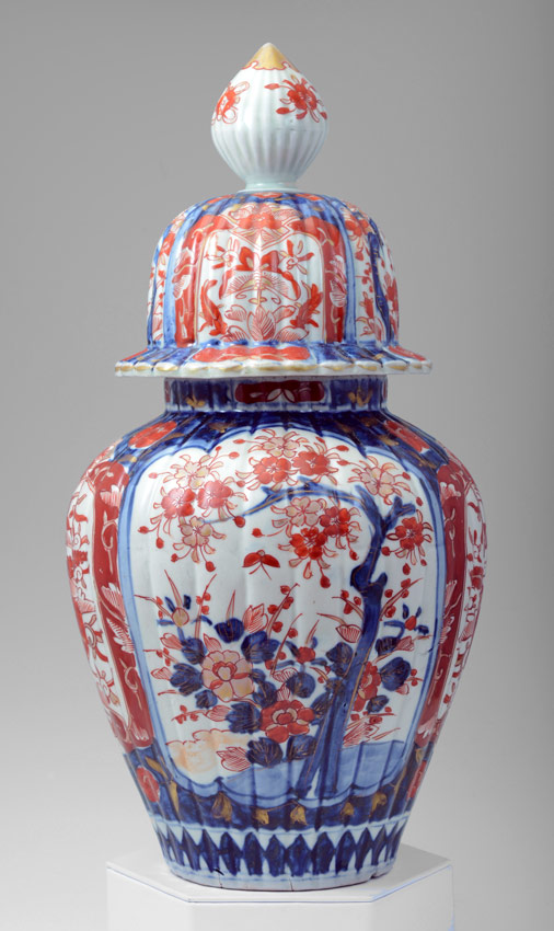 IMARI COVERED GINGER JAR: Iron