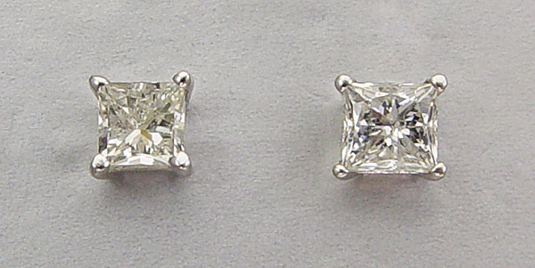 1 CT PRINCESS DIAMOND EARRINGS: