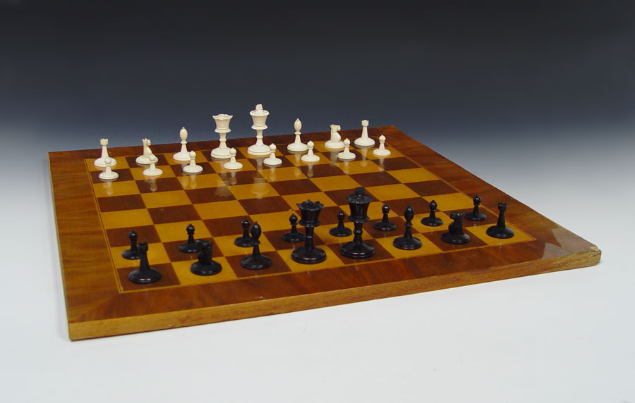 IVORY CHESS SET White and painted 1485de