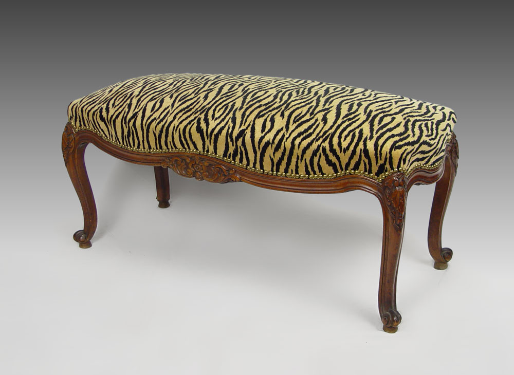 FRENCH STYLE CARVED WALNUT UPHOLSTERED 1486a4
