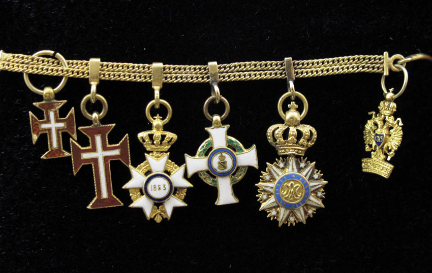 18K CHAIN WITH ENAMEL MINIATURE 14870f