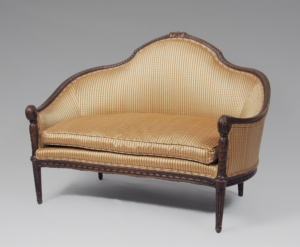 FRENCH CARVED WALNUT SETTEE: Finely