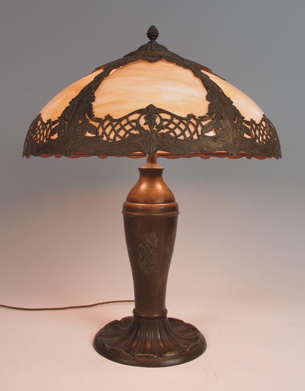 VINTAGE CARAMEL SLAG GLASS TABLE LAMP: