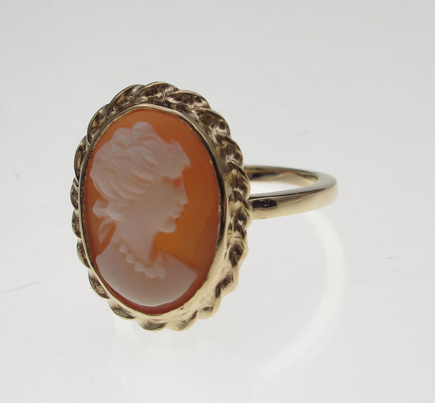 14K CAMEO RING: 14K yellow gold cameo