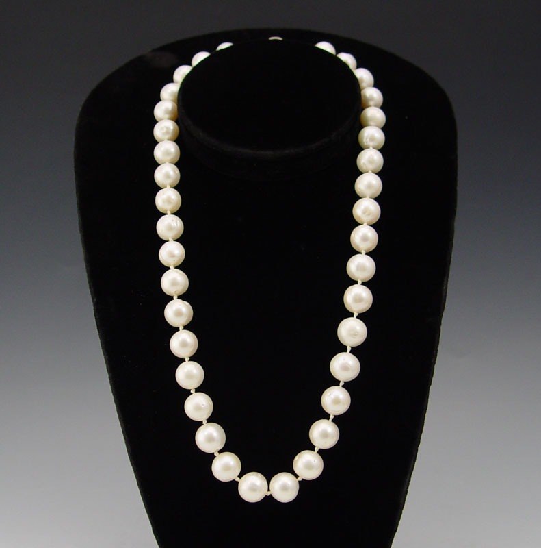 10MM PEARL STRAND NECKLACE; Stand