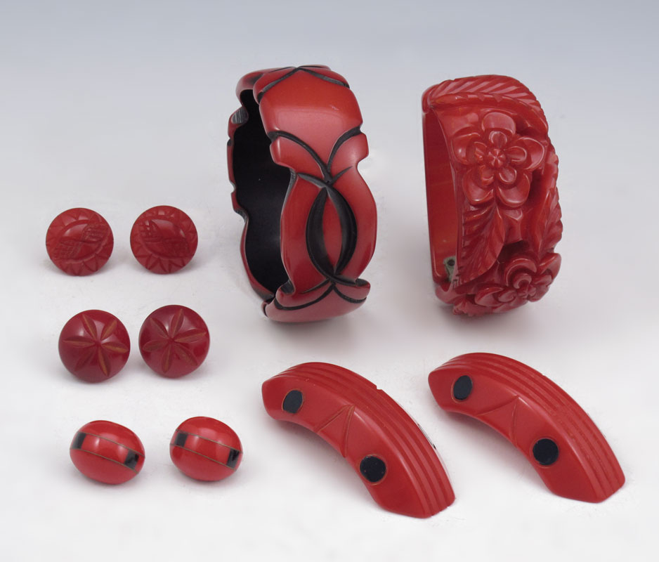 VINTAGE RED BAKELITE 1 Carved 1488d2