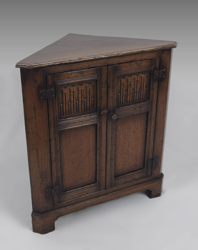 WILLIAM MARY STYLE CORNER CABINET  1489c4