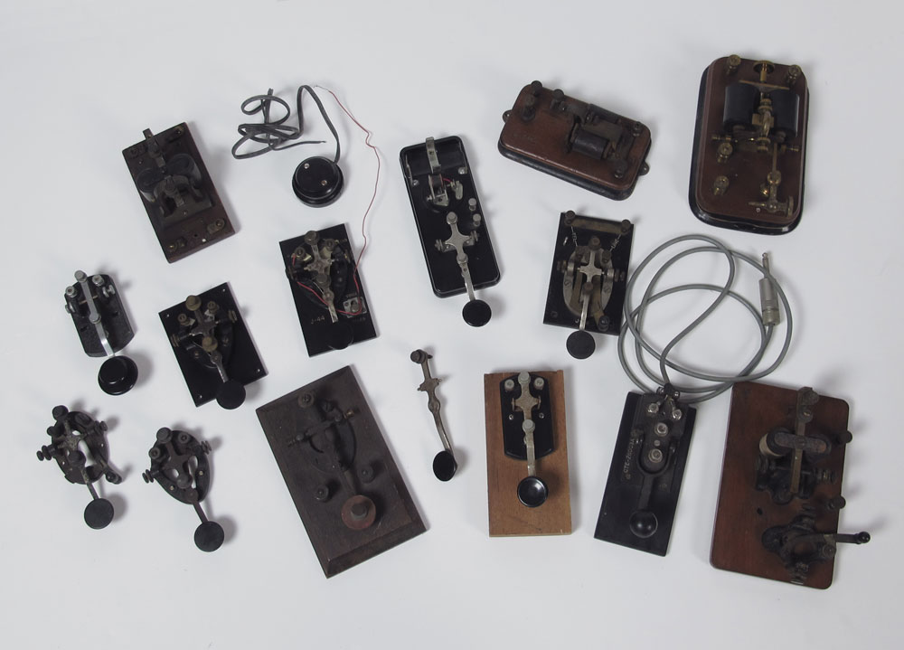 COLLECTION OF TELEGRAPH KEYS Approx  148ac3