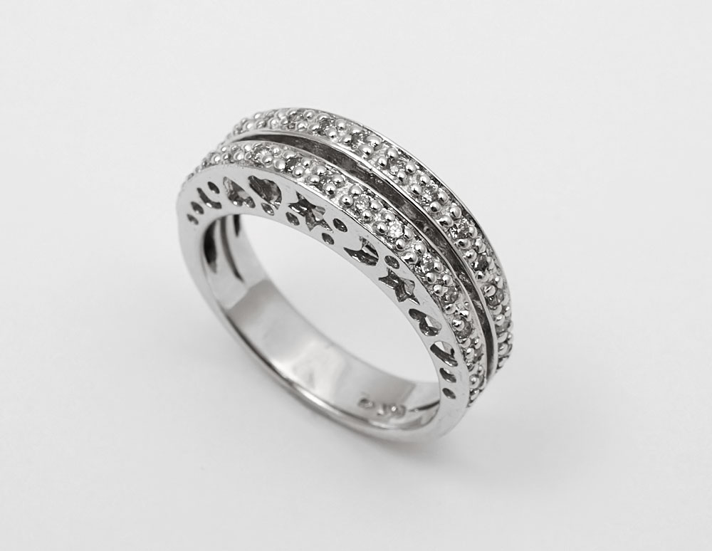 DIAMOND BAND RING: 14K white gold