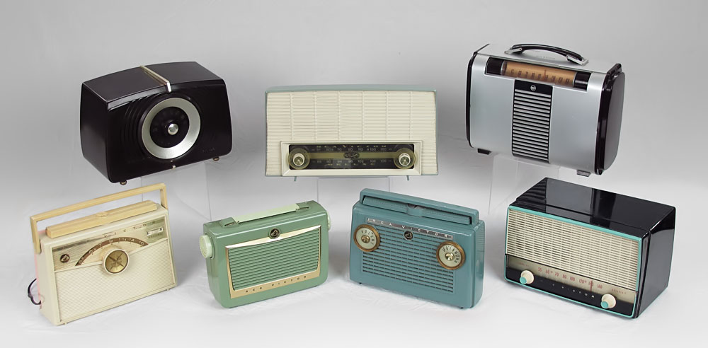 COLLECTION OF VINTAGE RCA VICTOR RADIOS: