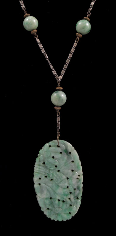 CARVED JADEITE JADE PENDANT NECKLACE: