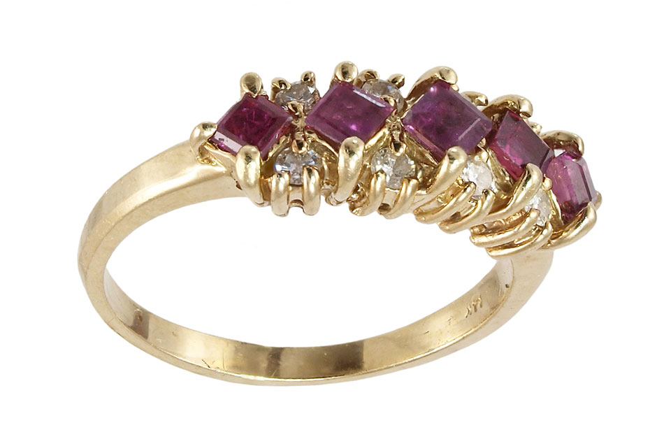 5 STONE RUBY RING: 14K yellow gold