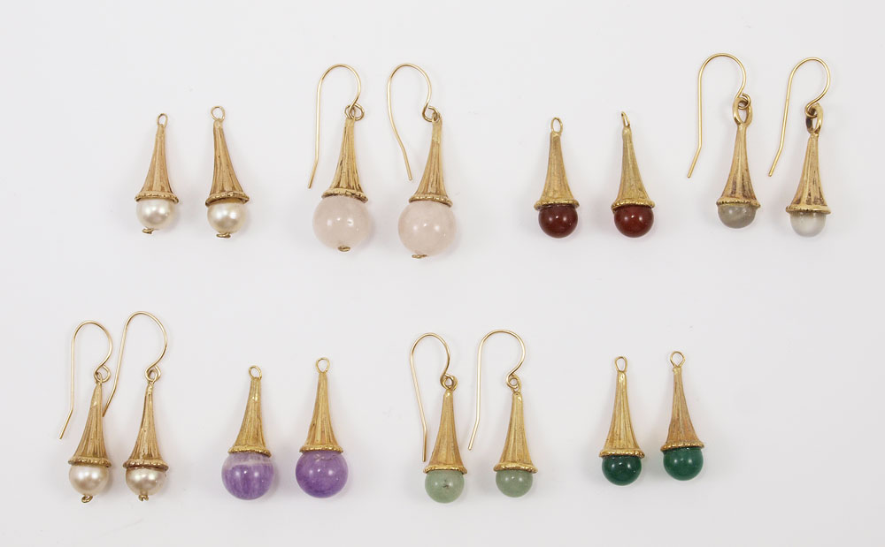 8 PAIRS GOLD EARRINGS Group of 14901a