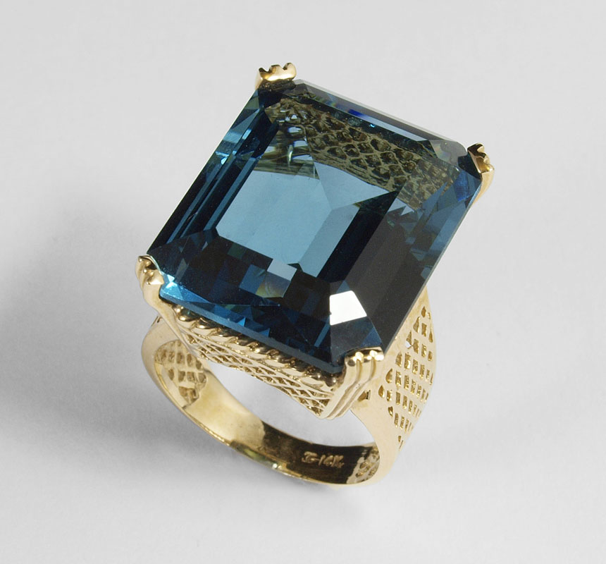 33 78 CT BLUE TOPAZ RING A regal 149093