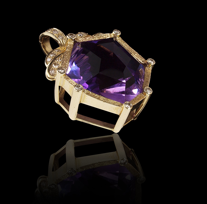 36 CT AMETHYST PENDANT WITH DIAMONDS  1490e9