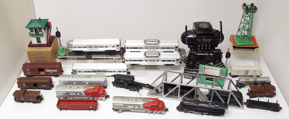 COLLECTION OF LIONEL TRAINS AND
