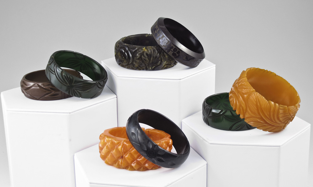 8 CARVED BAKELITE BANGLE BRACELETS: