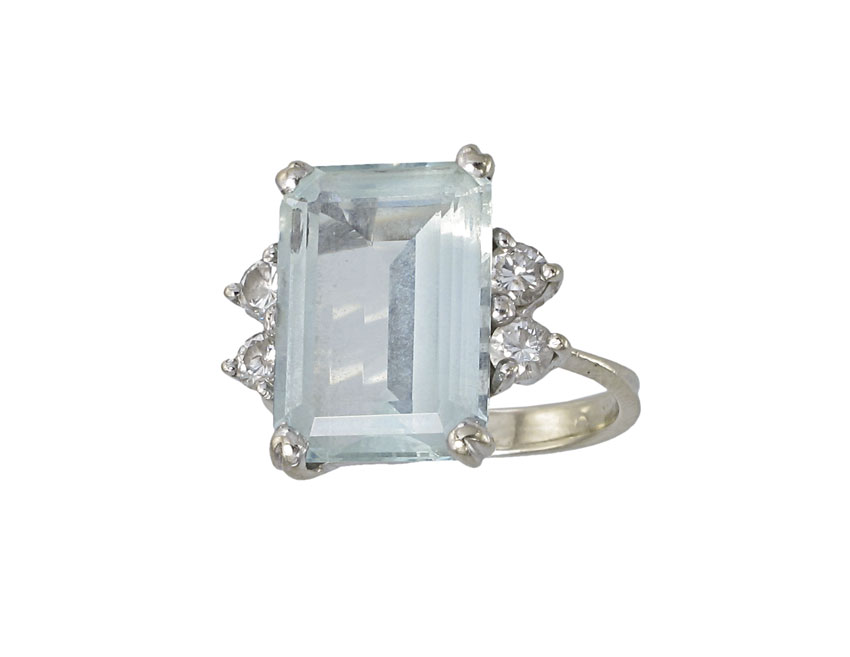 5.15 CT AQUAMARINE RING WITH DIAMONDS: