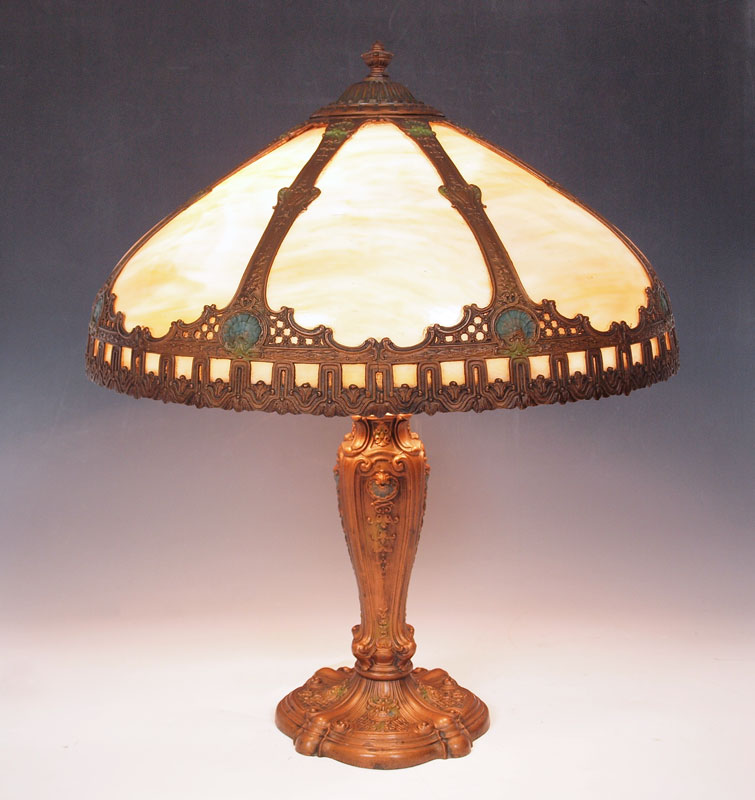 VINTAGE CARAMEL SLAG GLASS TABLE LAMP: