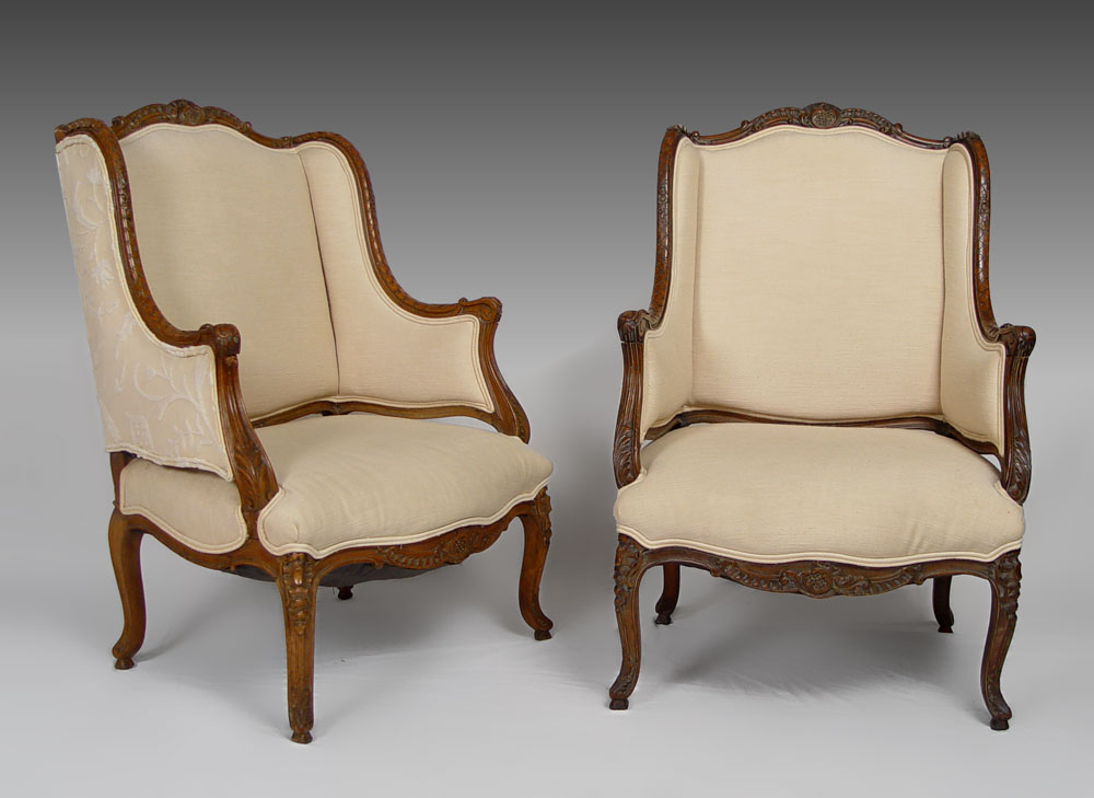 PAIR OF CARVED WALNUT WING BACK 1495eb